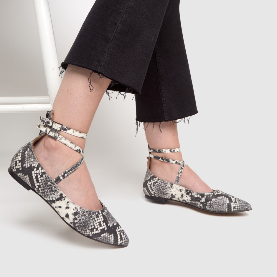 Schuh Laney Point Stud Flat Shoes Beige-brown Dr Martens Schweiz