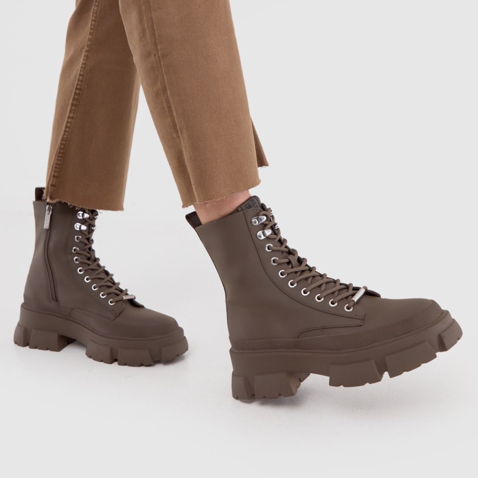 Dr Martens Schweiz Zürich Steve Madden Forecast Boots Brown