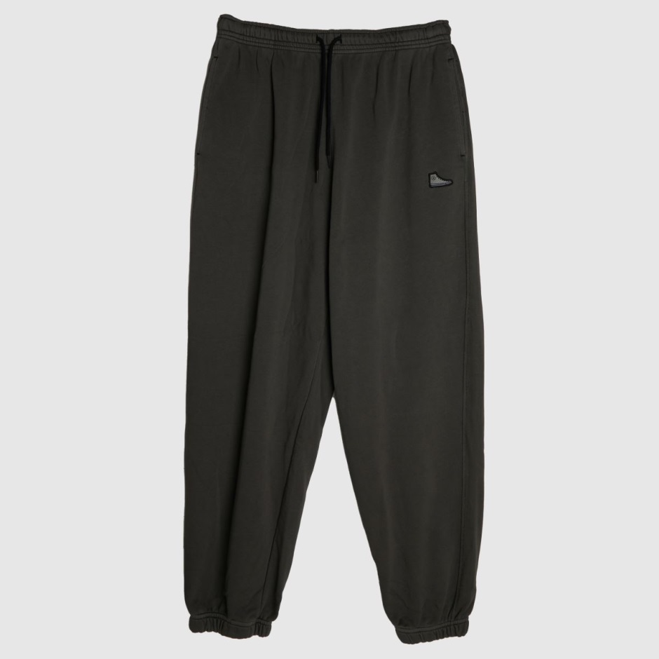 Schwarze Dr Martens Schweiz Converse Sneaker Patch Jogginghose