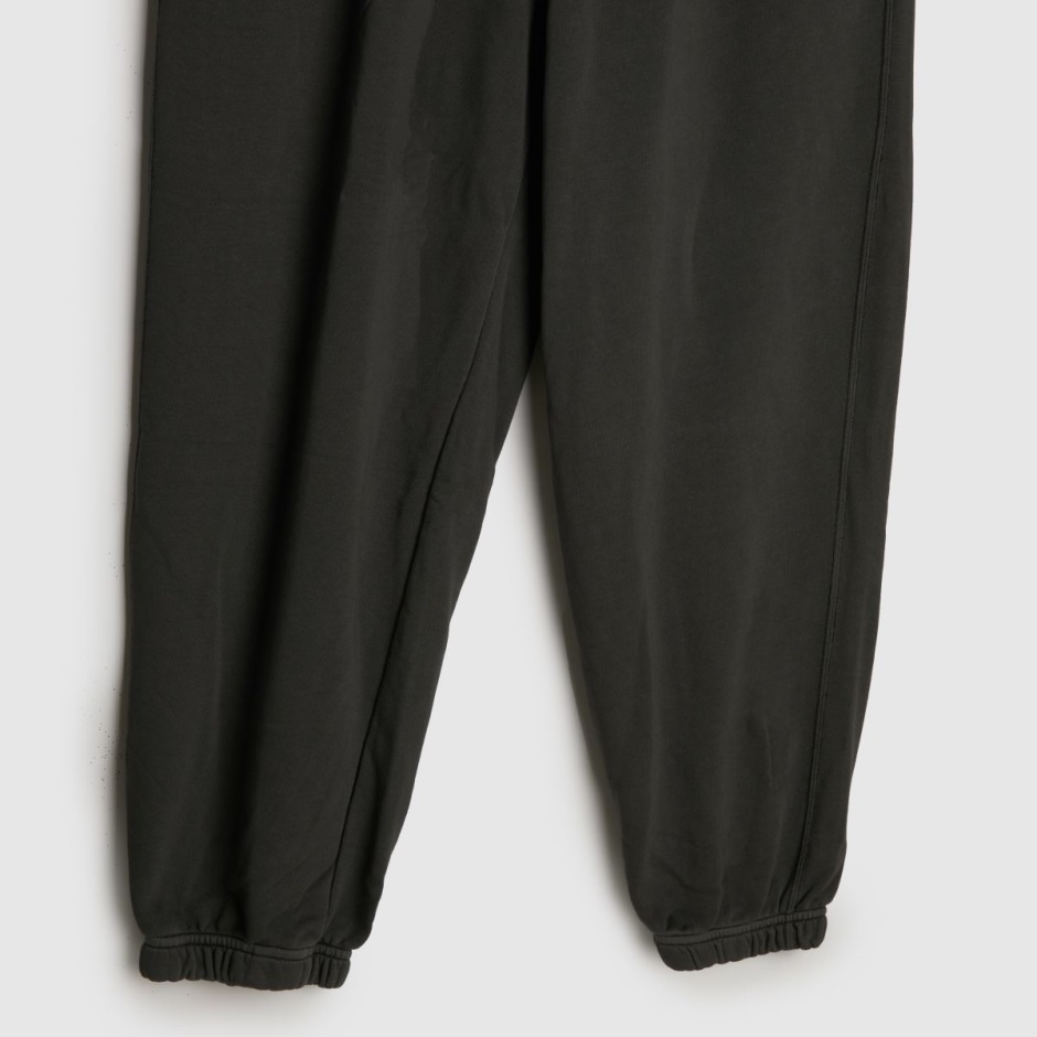 Schwarze Dr Martens Schweiz Converse Sneaker Patch Jogginghose